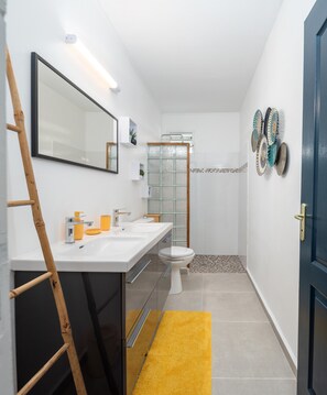 Shower, hair dryer, towels