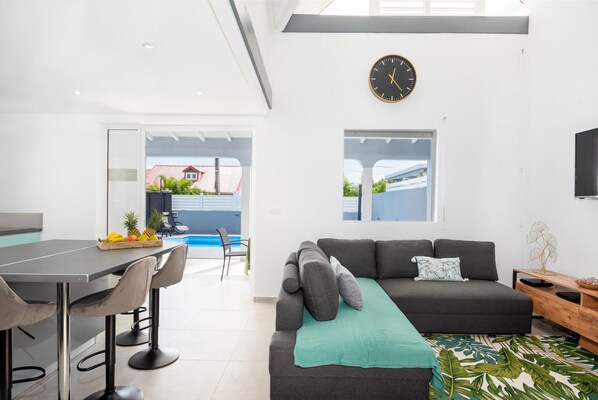 TV - Villa Sunnydays, family haven of peace (Sainte-Anne)