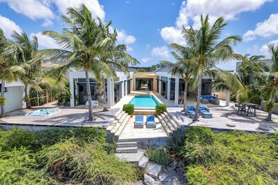 Oceanfront dream villa, infinity pool, spectacular views.