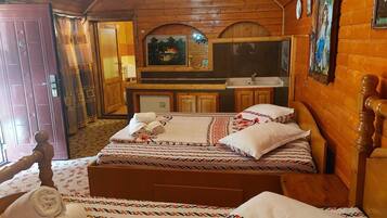 Family Quadruple Room | 1 bedroom, desk, free WiFi, bed sheets