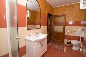 Family Quadruple Room | Bathroom