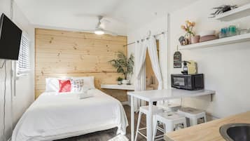 1 slaapkamer, een strijkplank/strijkijzer, wifi, beddengoed