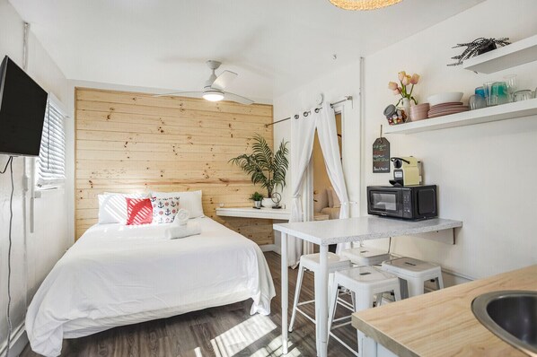 1 bedroom, iron/ironing board, travel crib, free WiFi - Beachcomber Bliss Sleeps 4 Free Parking 2BLKS to Ocean (San Diego)