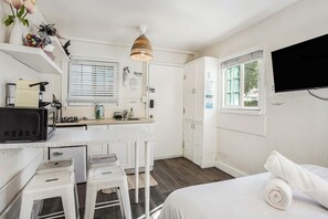 1 slaapkamer, een strijkplank/strijkijzer, reisbedje, gratis wifi