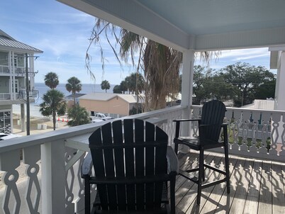 Sailor's Choice - NON SMOKING Apartment in Downtown Cedar Key with Gulf Views!
