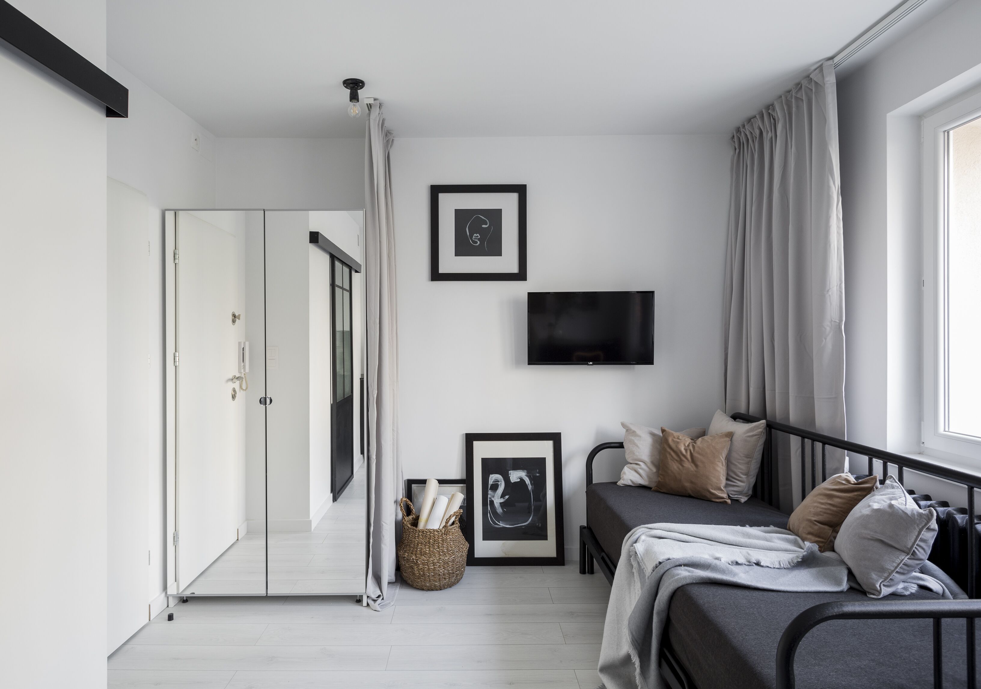 Classic Studio Suite | Individually decorated, individually furnished, laptop workspace