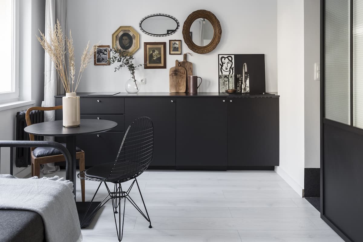 Une cuisine moderne avec un coin repas, comprenant une table ronde, une chaise et une suspension.