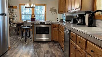 Coffee/tea maker, fridge, microwave, oven