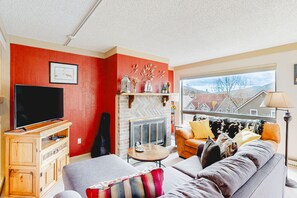 Een televisie en een open haard