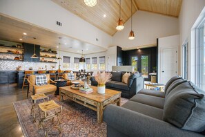Smart-TV, Kamin, Bücher
