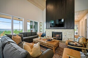 Smart TV, fireplace, books - Woodland Hills 5-Bed Cabin in Broken Bow with Private Pool & Year-Round Comfort (Broken Bow)