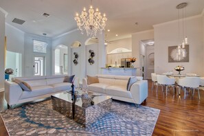 Smart TV - VRCC Villa Aurora - charming waterfront retreat (Cape Coral)