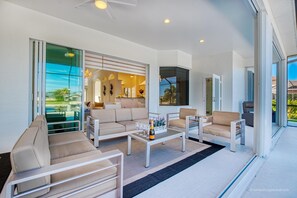 Terrace/patio - VRCC Villa Aurora - charming waterfront retreat (Cape Coral)