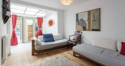 Modern Bright Shoreditch 2-bed Apartment in London