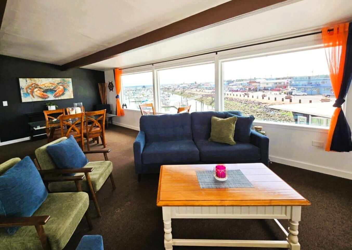 Penthouse de lujo | Área de sala de estar | Televisión de 40 pulgadas con canales por cable y chimenea 