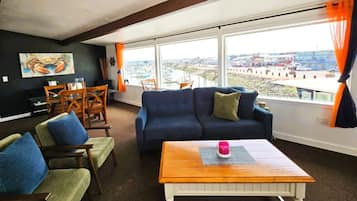 Luxury-Penthouse | Wohnbereich | 40-Zoll-Fernseher mit Kabelempfang, Kamin