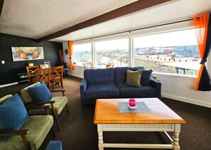 Luksus-loftsleilighet | Oppholdsområde | En 40-tommers TV med kabel-kanaler samt peis