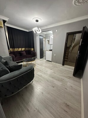 Luxury Room | Living area | 72-cm plasma TV with cable channels - Suit Travel (Istanbul)