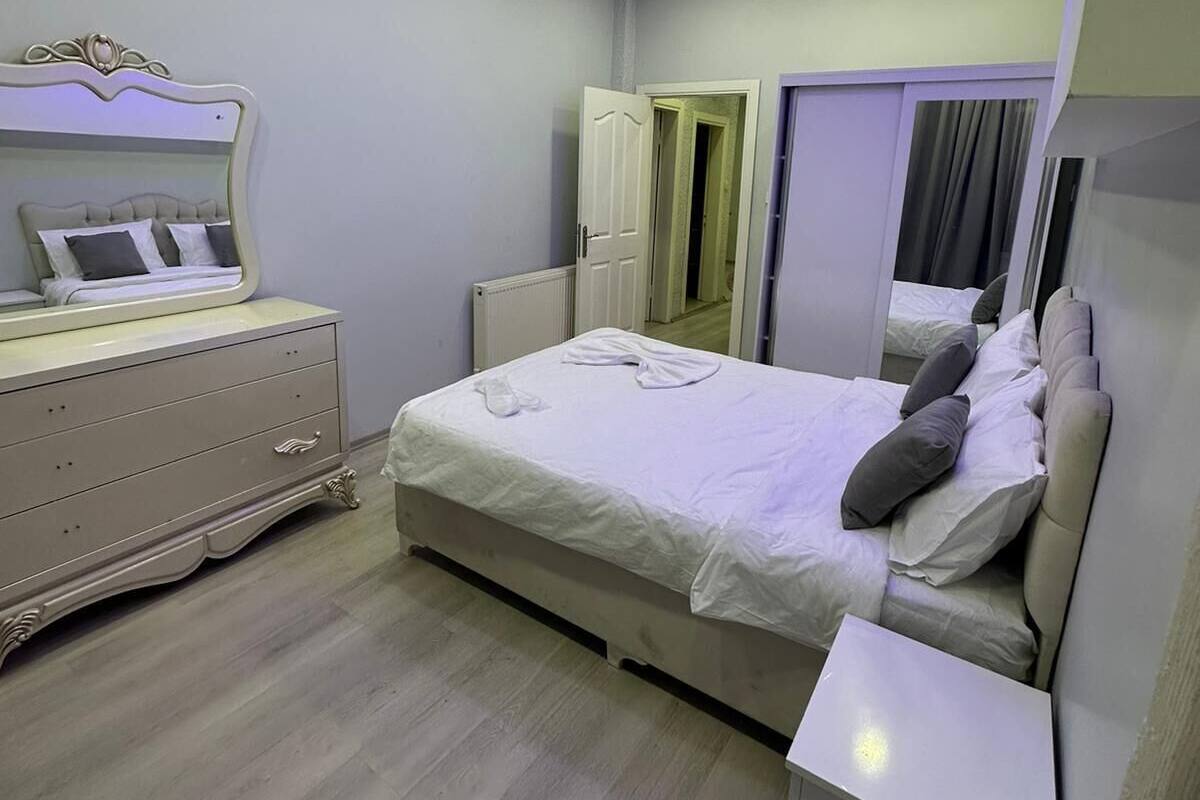 Ropa de cama de alta calidad y escritorio 