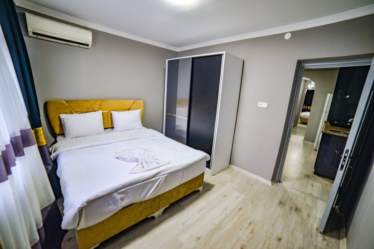 Ropa de cama de alta calidad y escritorio 