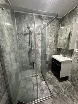 Family Apartment | Bathroom | Shower, rainfall showerhead, hair dryer, slippers - Suit Travel (Istanbul)