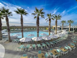 Een buitenzwembad, zwembadcabana's (toeslag) en parasols bij het zwembad