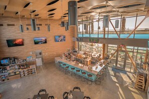 Melayani sarapan dan makan siang dengan pemandangan kolam renang