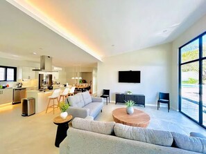 Smart TV - Spectacular Beach House!
Steps away from the beach (Santa Cruz)