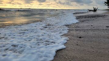 Rannalla, aurinkotuoleja, rantapyyhkeitä