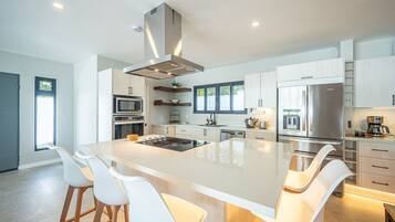 Jääkaappi, mikroaaltouuni, uuni, liesi