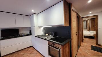 Een koelkast, een microgolfoven, een oven, een kookplaat