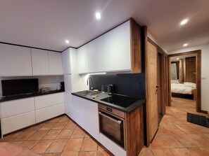 Kühlschrank, Mikrowelle, Ofen, Herdplatte