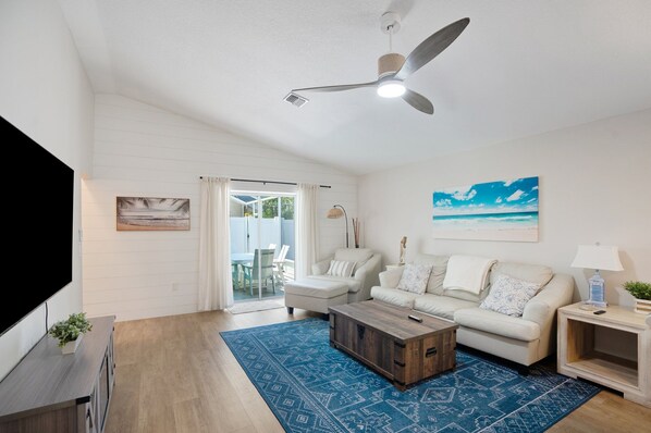 Smart TV - Flamingo Cottage: Renovation Sleep 6 Hot tub, Pool (Sarasota)