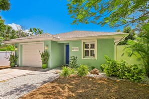 Exterior - Flamingo Cottage: Renovation Sleep 6 Hot tub, Pool (Sarasota)
