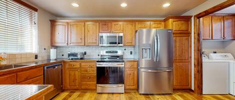 Refrigerador, microondas, horno, placa de cocina