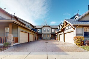 Exterior - Townhome with fireplace, patio, grill, updated kitchen, & W/D - great location (Park City)