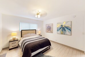 2 室のベッドルーム、デスク、アイロン / アイロン台、インターネット