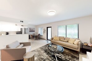 TV, books - Dog-friendly ground-floor getaway with central AC - walk to the beach (Riviera Beach)