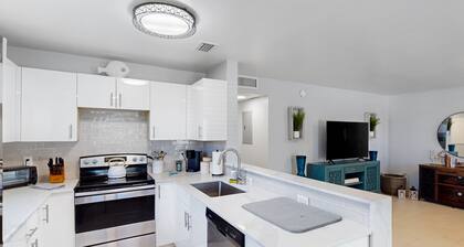 2nd-floor dog-friendly condo near the beach with patio, firepit, W/D, AC