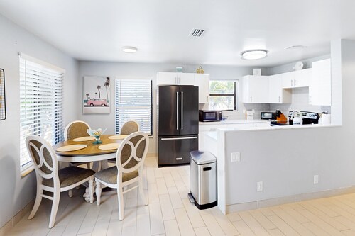 2nd-floor dog-friendly condo near the beach with patio, firepit, W/D, AC