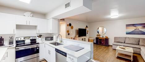 Refrigerador, microondas, horno y parrilla de estufa