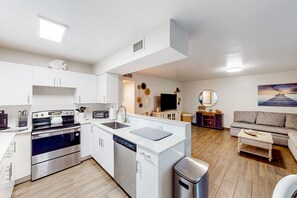 Kühlschrank, Mikrowelle, Ofen, Herdplatte