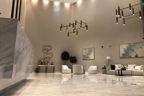 Lobby sitting area - 360 Vacation - Luxurious 1BR-Mall Access (Dubai)