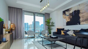 Apartament de luxe, no fumadors, balcó | Sala d'estar | Televisor de pantalla plana 