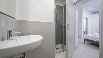 Douche, sĂšche-cheveux, bidet, serviettes fournies