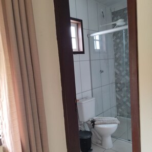 Chuveiro, toalhas de banho, papel higiênico 