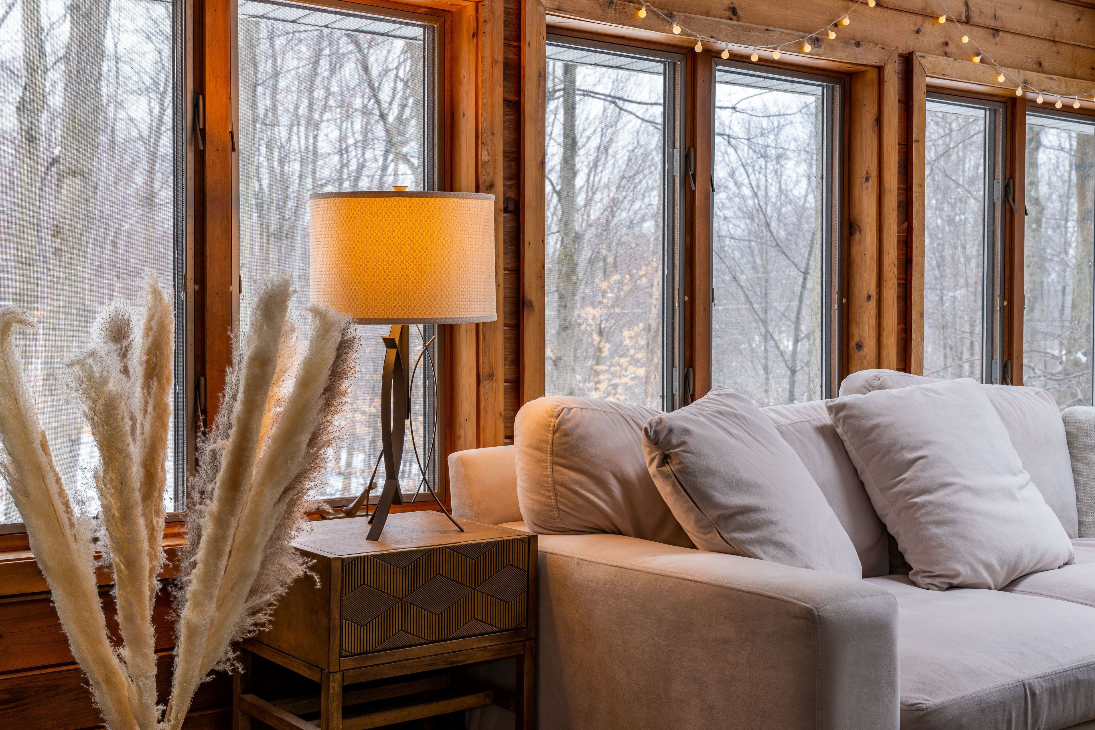 Smart-tv, eldstad och bordsfotboll