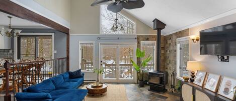 スマートテレビ、暖炉、テーブルサッカー台