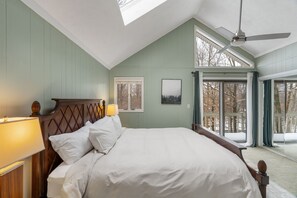 4 bedrooms, iron/ironing board, WiFi, bed sheets - Chalet with Game Room near Ski Trails & Lakes. Pet Friendly! (Clifton)