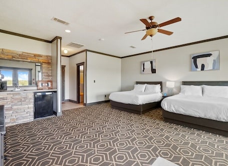 1 bedroom, free WiFi, bed sheets. MotorBoat Inn Suite 4